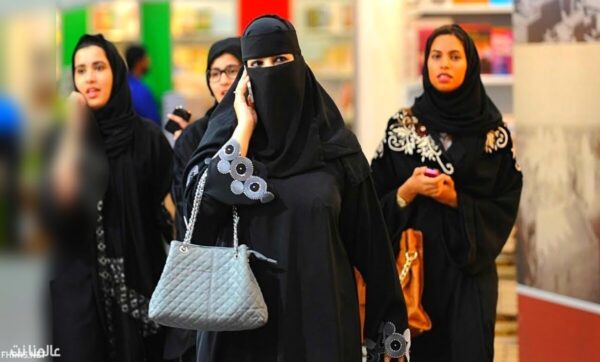 سعودية تطلب من خطيبها "كلمة سر" هاتفه كشرط في عقد زواجهما