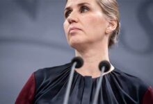 دعت رئيسة الوزراء الدنماركية مته فريدركسن Mette Frederiksen إلى مؤتمر صحفي اليوم مع وزير الخارجية بيبي كوفود ووزيرة الدفاع ترين برامسن.