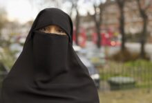 بعد ثلاث سنوات ونصف من دخول حظر تغطية الوجه tildækningsforbuddet حيز التنفيذ كان عدد التهم قليل.ففي عام 2021 كانت هناك تهمتين فقط مقابل