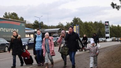 اتهمت الدنمارك بمعاملة اللاجئين بمكيالين، ففي حين تسعى لإرسال اللاجئين السوريين إلى بلد آخر أو إعادتهم إلى سوريا، تستقبل اللاجئين