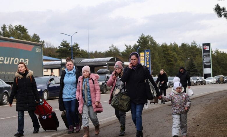 اتهمت الدنمارك بمعاملة اللاجئين بمكيالين، ففي حين تسعى لإرسال اللاجئين السوريين إلى بلد آخر أو إعادتهم إلى سوريا، تستقبل اللاجئين