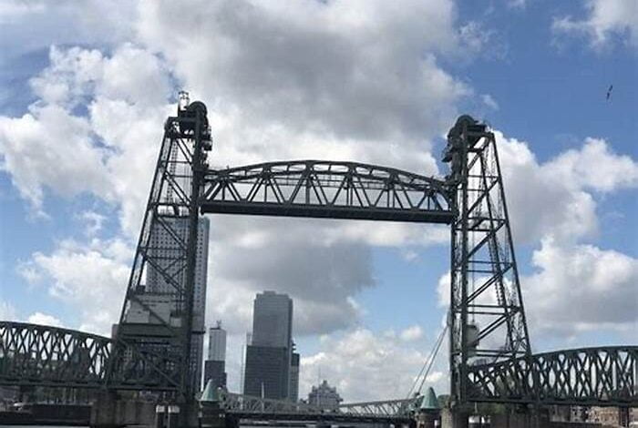ذكرت وسائل إعلام هولندية، أنه سيتم تفكيك جسر كونينغسهافن الشهير، المعروف باسم دي هيف، جزئياً، مع إزالة الجزء الأوسط منه مؤقتاً.