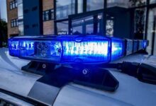 سيارة شرطة تقتحم منزل وتدخله عبر أبوابه الزجاجية، ولحسن الحظ لم يكن المقيم في المنزل موجوداً حينها.