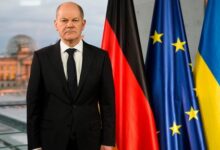 سترسل ألمانيا صواريخ وأسلحة مضادة للدبابات إلى أوكرانيا. ويعتبر هذا القرار تاريخي لأن ألمانيا تكسر بذلك حظر تصدير الأسلحة الألمانية