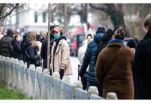 التطعيم يدفع أوروبا لرفع قيود كورونا بعد عامين من الجائحة. إذ بعد عودة الحياة إلى طبيعتها فى الدنمارك، تتجه بقية الدول الأوروبية إلى التخلي