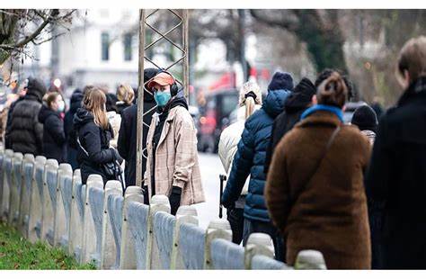 التطعيم يدفع أوروبا لرفع قيود كورونا بعد عامين من الجائحة. إذ بعد عودة الحياة إلى طبيعتها فى الدنمارك، تتجه بقية الدول الأوروبية إلى التخلي