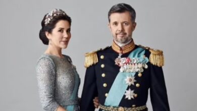 نشر القصر الدنماركي صوراً جديدة مذهلة للأميرة ماري مع زوجها الأمير فريدريك احتفالاً بعيد ميلادها الخمسين.وارتدت الأميرة الأستر