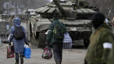 روسيا متهمة بـ "اختطاف وترحيل" للأوكرانيين من مدينة ماريوبول المحاصرة إلأى مناطق نائية من روسيا للعمل. لكن لا تزال التقارير التي تفيد بأن