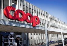 بدأ ارتفاع الأسعار يتسبب في تسريح الموظفين. Coop تسرح 100 موظف بحجة ارتفاع الأسعار وعدم تمكنها من تأمين رواتبهم من خلال أرباح الدخل.
