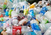 التلوث البيئي بدأ يسيطر على كوكبنا. حيث تم اكتشاف مواد بلاستيكية دقيقة في رئتي الإنسان لأول مرة هذا بعد أن تم العثور على المواد البلاستيكية