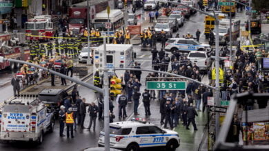 تستمر مطاردة الرجل الذي أطلق النار في مترو الأنفاق في نيويورك. حيث قام بإطلاق 33 طلقة وأصيب بهذا الإطلاق 10 ركاب. التفاصيل مع الصور من هنا