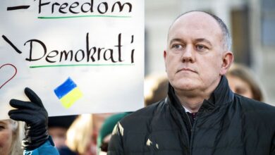 قد تطرد الدنمارك السفير الروسي أيضاً عقب طردها لـ 15 دبلوماسياً روسياً من الدنمارك بتهمة التجسس. ذلك وفقاً لما يطالب به السفير الأوكراني