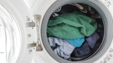 سنذكر لك في هذا المقال مقدار التوفير الذي تحصل عليه عندما تغسل ملابسك في أوقات الكهرباء الأرخص. هل الأمر يستحق هذا العناء؟