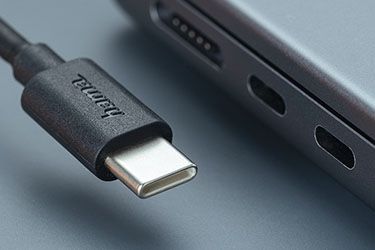 تبنى الاتحاد الأوروبي قرار جديد يقضي باعتماد نظام الشحن بكابل USB-C لجميع الهواتف والأجهزة المحمولة، وذلك في حلول خريف عام 2024.