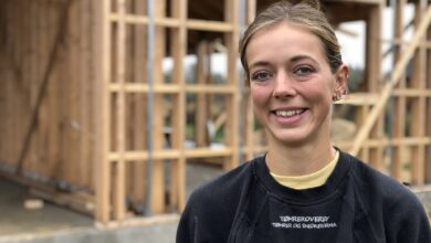 تقوم إنجي كريستنسن ببناء منزل صيفي في Brombærvej في Halby لوحدها وذلك عقب تعلمها النجارة في دورة تدريب مهني.