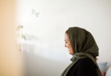 يتعامل بعض المسنين بعنصرية أكثر مما تكون انتقائية تجاه مساعدات المنزل المسلمات وبالأخص إذا كانت امرأة محجبة.