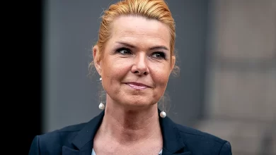 تنتقد  Inger Støjberg سياسة حزبها السابق المتساهلة إلى حد كبير على حد تعبيرها بالنسبة لسياسة الهجرة. حيث تطالب بالعودة إلى التشديد.