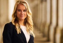 رئيسة حزب ال Nye Borgerlige المدعوة ‏Pernille Vermund تأكل الحلال، إلا أنها تؤيد منع بيع اللحوم الحلال حتى لا تخضع ضمنياً للشريعة الإسلامي