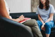 بعد تصريح الحزب الليبرالي بنواياه لرفع الميزانية المخصصة للطب النفسي بالدنمارك، قام الحزب باللف والدوران لخفض الميزانية مرة أخرى، وهو ما