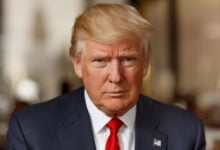 يصف ترامب المهاجرين بالجيش الغازي الذي يغزو بلاده. وقد حلت قضية المهاجرين مرتبة هامة بين قضايا الانتخابات. 