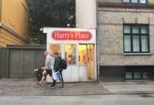 تم عرض كشك النقانق الشهير Harry's Place في كوبنهاجن مع وصفته السرية للبيع مما جذب العديد من رواد الكشك.