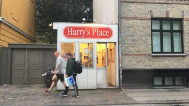 تم عرض كشك النقانق الشهير Harry's Place في كوبنهاجن مع وصفته السرية للبيع مما جذب العديد من رواد الكشك.