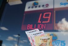 2.04 مليار دولار كانت من نصيب محظوظ من كاليفورنيا. حيث اشترى الرجل بطاقة يانصيب Powerball من محطة وقود لتكون هي السبب في ثرائه!