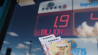 2.04 مليار دولار كانت من نصيب محظوظ من كاليفورنيا. حيث اشترى الرجل بطاقة يانصيب Powerball من محطة وقود لتكون هي السبب في ثرائه!