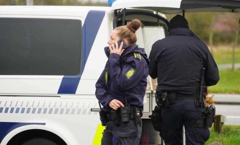 تتواجد شرطة Funen Police بكثافة في المنطقة القريبة من Ryttervej بسبب التهديد بوجود قنبلة في Svendborg. وذلك للتأكد من أن المنطقة آمنة