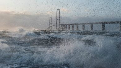 تسبب الطقس العاصف بشدة في هبوب رياح قوية في أنحاء الدنمارك ما قد يسبب خطراً على السائقين خاصة على جسر Storebæltsbroen.