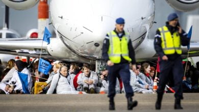 قام نشطاء المناخ من ضمن حملة مظاهرات في أمستردام بمحاصرة الطائرات الخاصة في مقال شيفول بأمستردام مما تسبب بتعطيل حركتها ومنع إقلاعها! 