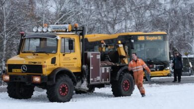 تسبب تساقط الثلوج في انزلاق العديد من السيارات بالإضافة إلى انقلاب حافلة وشاحنة على الطريق، وأوردنا لك تحديثات الطقس لبقية الأسبوع.