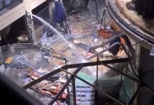 انفجر الأكواريوم الأسطواني البرليني الضخم الموجود في فندق Radisson Blu يوم أمس. علماً أن الأكواريوم يحتوي الكثير من الأسماك النادرة