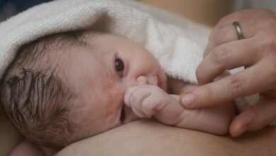 سيتم تمديد بقاء الأمهات بعد الولادة في المشافي الدنماركية لضمان عناية أفضل لهن. إلا أن هذا لن يشمل جميع مناطق الدنمارك.