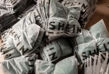 تجذب الملابس الرخيصة فئات المستهلكين الشباب بشكل خاص لأنها تتناسب مع متطلبات الموضة فائقة السرعة. إلا أنها تحتوي على كيماويات قد تصبح خطير