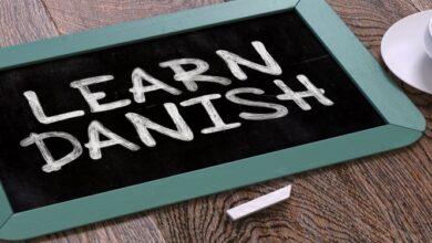 يعاني الكثيرون أثناء محاولتهم تعلم اللغة الدنماركية. وذلك نتيجة احتوائها على الكثير من المصطلحات بالإضافة إلى الكثير من الكنايات.