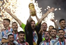 علقت FIFA على ارتداء ميسي للبشت بكونه أمر مخالف لقوانينها. ذلك رغم دفاعها الكبير عن قطر عندما قامت بحظر شارة الكابتن وأعلام المثلية.