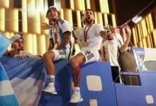 جابت حافلة مكشوفة يعلوها ميسي وزملاؤه من منتخب الأرجنتين طرقات مدينة لوسيل القطرية التي أقيمت فيها اللعبة النهائية لمونديال قطر 2022.