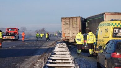 أدى حادث عنيف على طريق E45 في Nordjyske Motorvej بالقرب من Fårup لمصرع شخصين وإصابة ثلاثة آخرين وإجلاء أكثر من 50 شخص