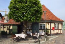 تم إغلاق مطعم تاريخي في Odense يدعى Under Lindetræet بعد معاناته لمدة ثلاثة سنوات مع ظروف صعبة للغاية خلال كورونا وخلال التضخم الجاري