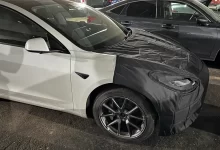 تم تسجيل انخفاض تاريخي في سعر سيارات تسلا الكهربائية يقدر بـ 90 ألف كرون لبعض الأنواع نتيجة انخفاض نفقات الخدمات اللوجستية.
