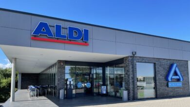 تجري Aldi تخفيضات كبيرة على أغلب بضائعها قبل أن تقوم بإغلاق متاجرها بشكل نهائي في موعد أقصاه 9 فبراير. وهنا موعد التخفيضات المرتقبة.