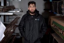 ننقل لك في هذا المقال قصة الشاب أيمن أحمد محمد الذي تلقل الكثير من الرفض والكثير من التجاهل من قبل الشركات بسبب خلفيته العرقية.