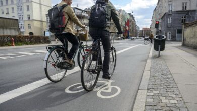 تعاني شرطة كوبنهاجن من القيادة السريعة على مسارات الدراجات والتي كثيراً ما تتسبب بحوادث خطيرة سواء للسائقين الآخرين أم للمشاة.
