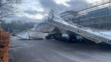 تضررت أكثر من 50 سيارة وتم إخلاء الأبنية المجاور لمهب الريح العاصفة الشديدة المتوقع استمرارها حتى اليوم السبت في هذه المناطق الدنماركية.